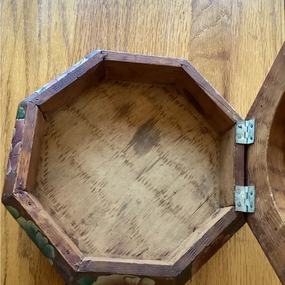Vintage Octagon Wooden Keepsake Box. - Picture 4 of 11